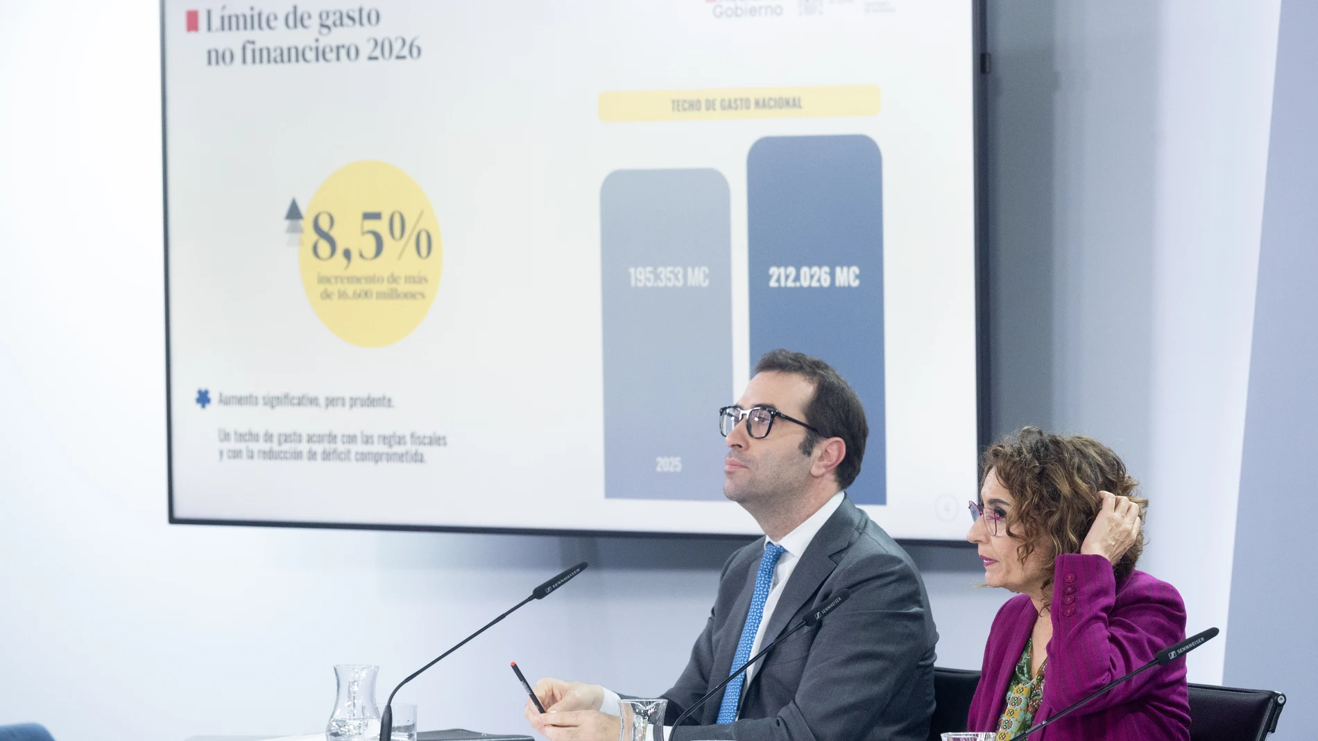 El ministro de Economía, Comercio y Empresa, Carlos Cuerpo, y la vicepresidenta primera y ministra de Hacienda, María Jesús Montero, durante una rueda de prensa tras la reunión del Consejo de Ministros, en el Palacio de La Moncloa, a 18 de noviembre de 2025, en Madrid (España). El Gobierno ha revisado hoy al alza su previsión de crecimiento del Producto Interior Bruto (PIB) para 2025, desde el 2,7% al 2,9%, en el Consejo de Ministros que ha aprobado el límite de gasto no financiero, conocido ...