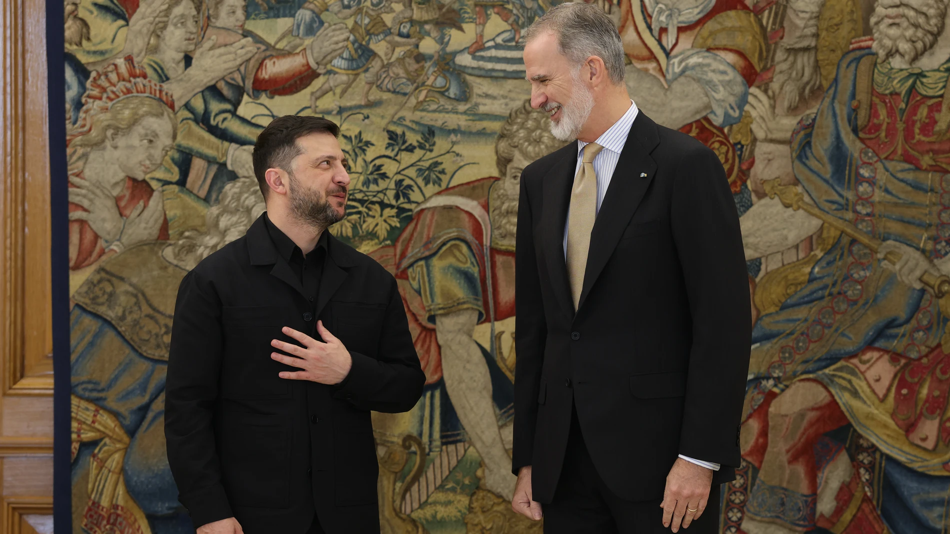 El Rey Felipe VI (d) y el presidente de Ucrania, Volodimir Zelenski (i), durante una reunión, en el Palacio de La Zarzuela, a 18 de noviembre de 2025, en Madrid (España). Durante su visita a España, el presidente ucraniano se va a reunir con el Rey y con el presidente del Gobierno con la esperanza de reanudar los acuerdos para reforzar la defensa de Ucrania frente a los nuevos ataques rusos centrados especialmente en la infraestructura energética del país. 18 NOVIEMBRE 2025 Alejandro Martín...