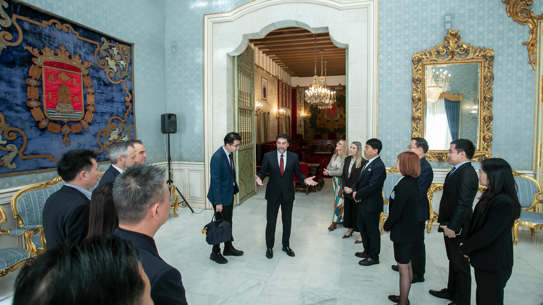 El alcalde de Alicante, Luis Barcala, recibe a la delegación de China hoy en Alicante