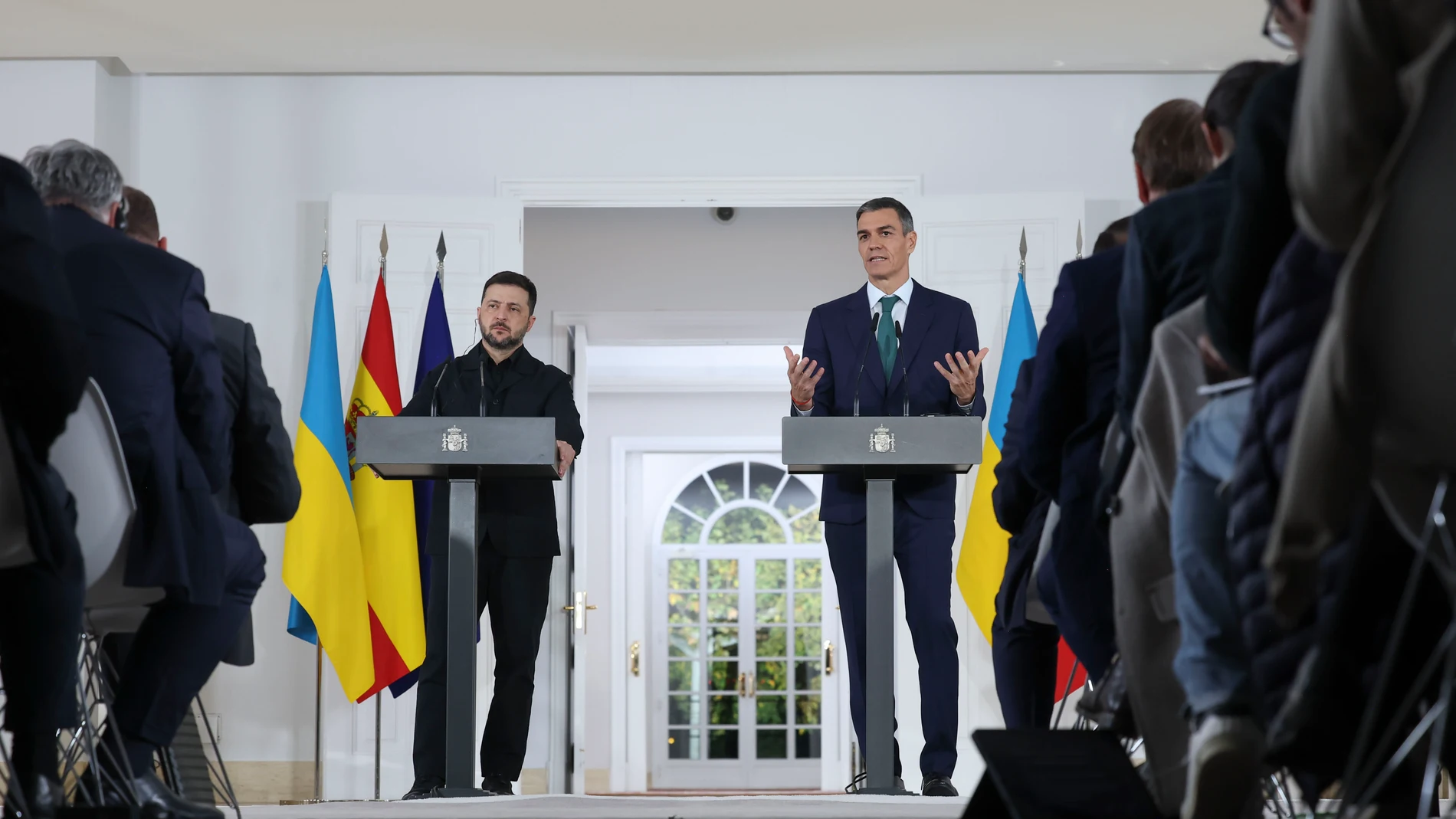 MADRID, 18/11/2025.- El presidente del Gobierno, Pedro Sánchez, y el presidente ucraniano, Volodímir Zelenski (izda), ofrecen una rueda de prensa conjunta este martes en el Palacio de la Moncloa en Madrid. EFE/Kiko Huesca