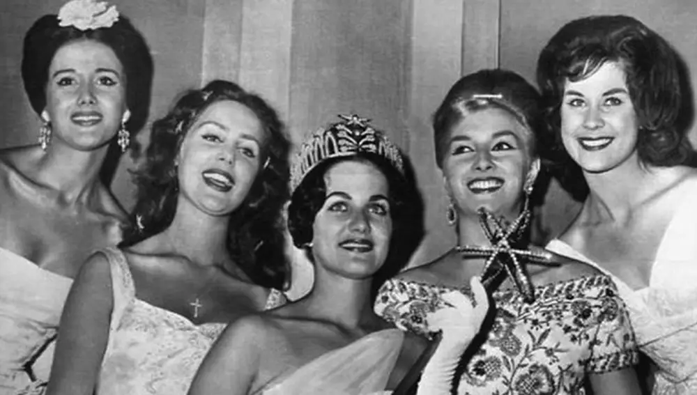 La estadounidense Linda Bement tras ser coronada Miss Universo 1960. A la izquierda, con una flor en el pelo, María Teresa del Río, elegida cuarta finalista