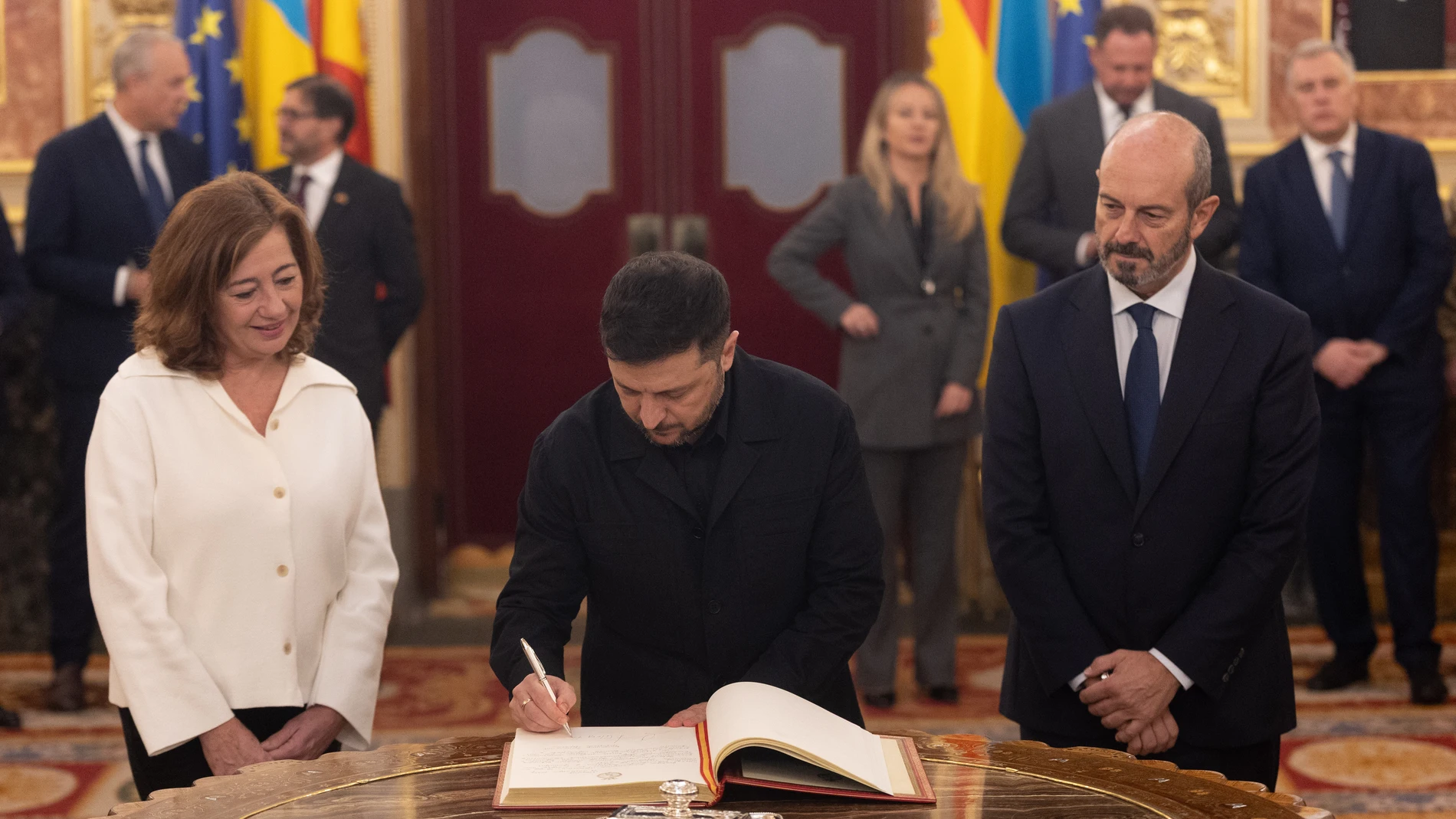 El presidente de Ucrania, Volodimir Zelenski (c), firma el libro de Honor del Congreso, junto a la presidenta del Congreso, Francina Armengol, y con el presidente del Senado, Pedro Rollán (d), en el Congreso de los Diputados, a 18 de noviembre de 2025, en Madrid (España). Durante su visita a España el presidente ucraniano se reunió con el Rey y con el presidente del Gobierno con la esperanza de reanudar los acuerdos para reforzar la defensa de Ucrania frente a los nuevos ataques rusos centrad...