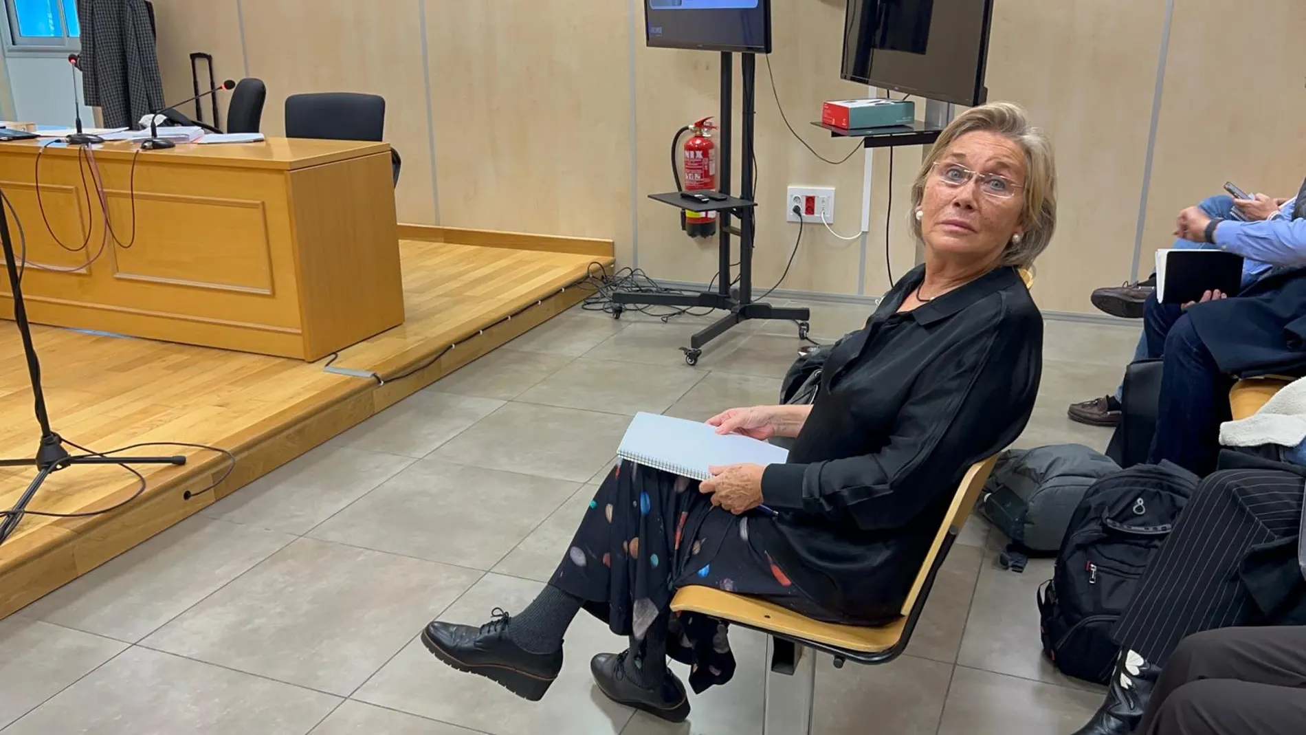 SEVILLA, 18/11/2025.- Sala del Juzgado de lo Penal 4 de Sevilla durante el juicio contra una funcionaria médico forense por tres delitos contra la integridad moral, acusada de vejar a víctimas de agresiones sexuales sugiriendo que habían consentido o provocado los hechos por su vestimenta o comportamiento, este martes en Sevilla. EFE/Roberto Ruiz Oliva