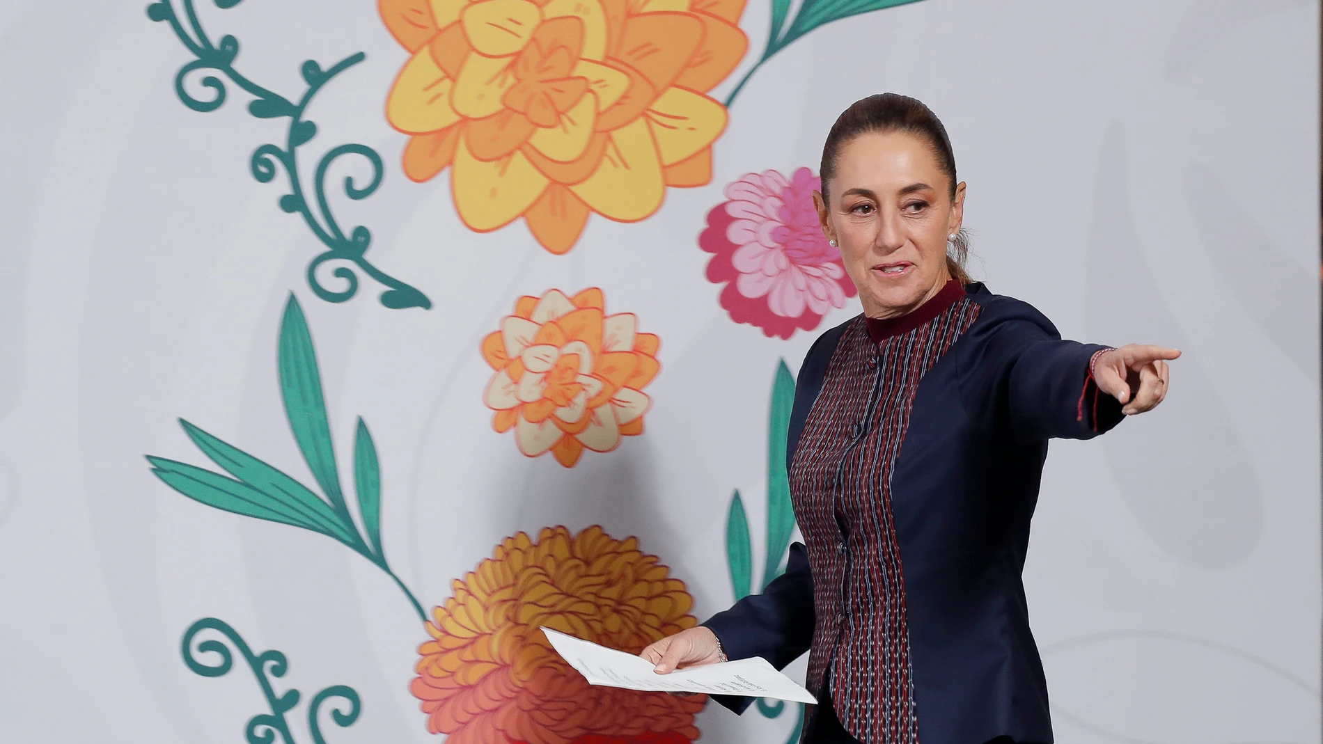 MEX8934. CIUDAD DE MÉXICO (MÉXICO), 18/11/2025.- La presidenta de México, Claudia Sheinbaum, habla en una rueda de prensa este martes, en Palacio Nacional de la Ciudad de México (México). EFE/ Isaac Esquivel