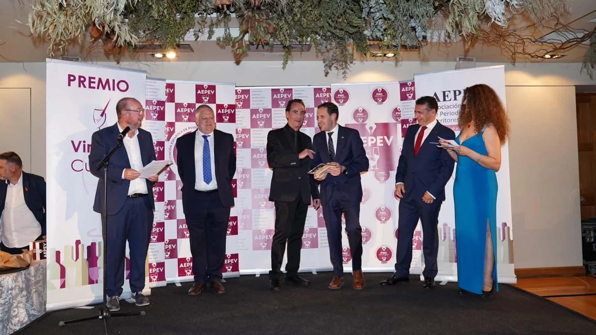 Conrado Íscar durante la recogida del galardón