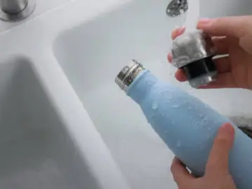 Así debes lavar tu botella térmica y por qué es tan importante Así debes lavar tu botella térmica y por qué es tan importante
