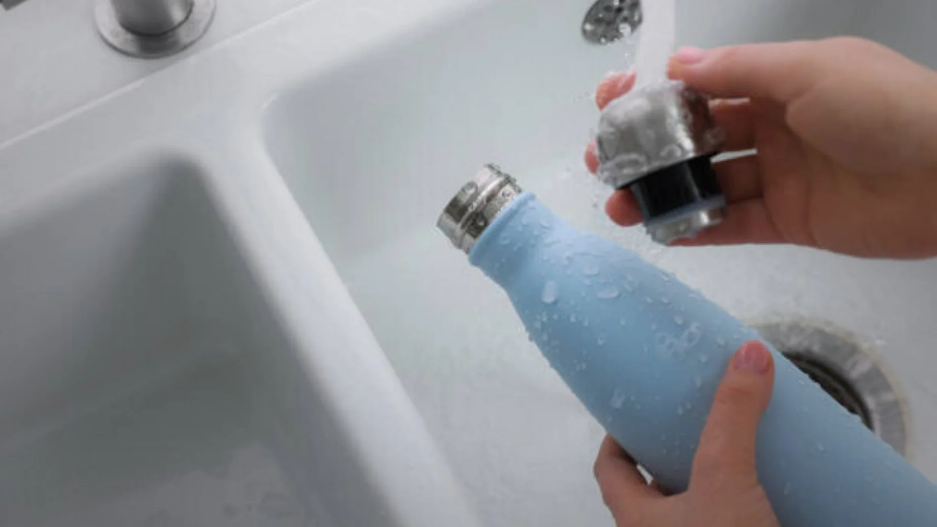 Así debes lavar tu botella térmica y por qué es tan importante