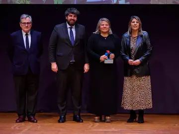 Concha Asín tras recibir el galardón Concha Asín tras recibir el galardón