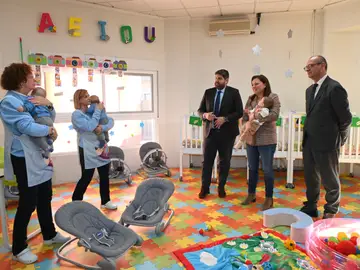 Gobierno regional financiará cerca de 3.000 plazas de 0 a 3 años de escuelas municipales infantiles El jefe del Ejecutivo autonómico, Fernando López Miras, visita la Escuela Municipal de Educación Infantil de Fortuna, acompañado por la alcaldesa del municipio, Catalina Herrero REMITIDA / HANDOUT por COMUNIDAD Fotografía remitida a medios de comunicación exclusivamente para ilustrar la noticia a la que hace referencia la imagen, y citando la procedencia de la imagen en la firma 19/11/2025