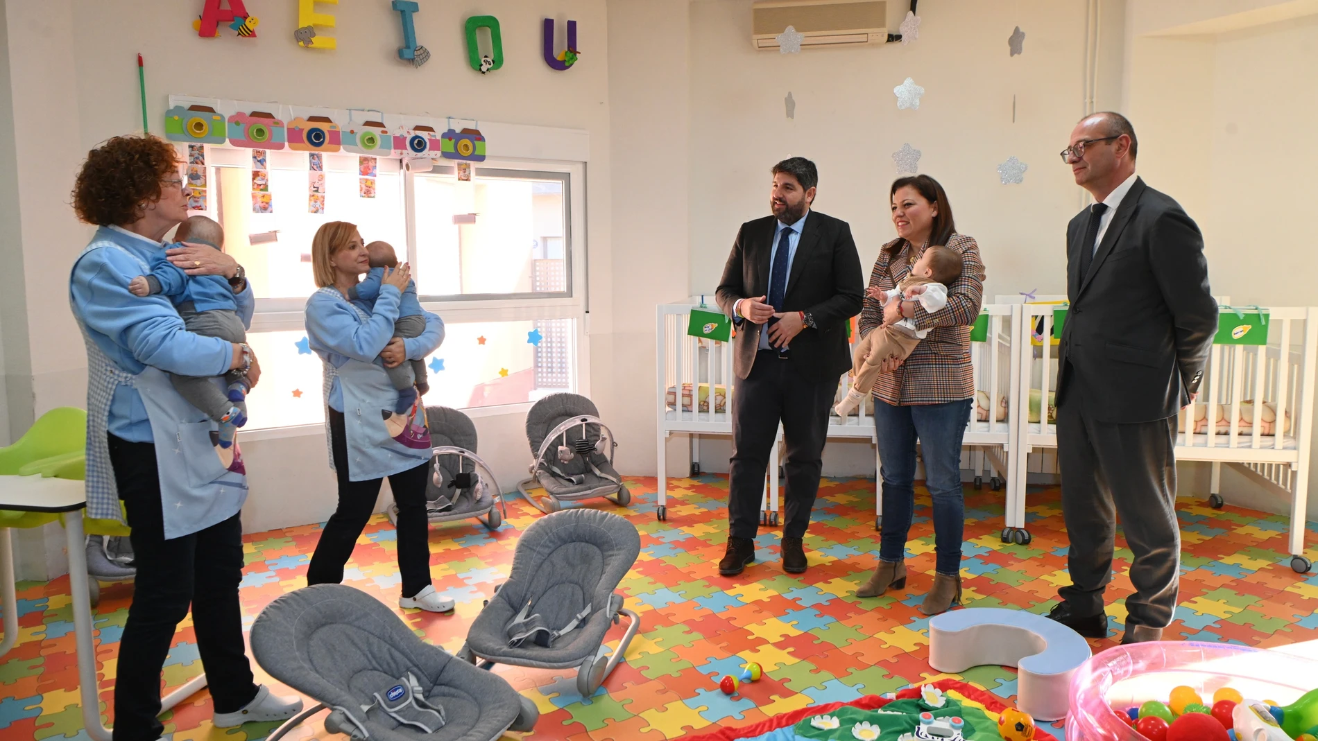 El jefe del Ejecutivo autonómico, Fernando López Miras, visita la Escuela Municipal de Educación Infantil de Fortuna, acompañado por la alcaldesa del municipio, Catalina Herrero REMITIDA / HANDOUT por COMUNIDAD Fotografía remitida a medios de comunicación exclusivamente para ilustrar la noticia a la que hace referencia la imagen, y citando la procedencia de la imagen en la firma 19/11/2025