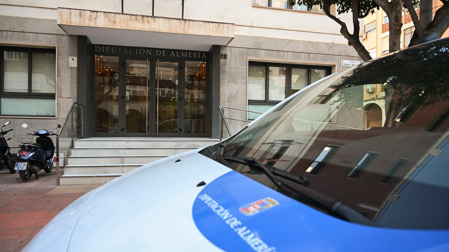ALMERÍA, 19/11/2025.- Vista exterior de las dependencias del área de Fomento, Infraestructuras, Vertebración del Territorio y Agua de la Diputación de Almería, registradas por la UCO dentro del desarrollo del denominado caso Mascarillas, en la que fue detenido ayer el presidente de la Diputación de Almería, Javier Aureliano García (PP). EFE/ Carlos Barba