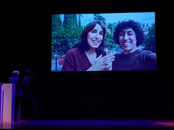 La directora Eva Libertad y la productora Nuria Muñoz agradecen el premio en un vídeo La directora Eva Libertad y la productora Nuria Muñoz agradecen el premio en un vídeo