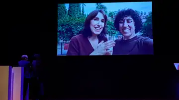 La directora Eva Libertad y la productora Nuria Muñoz agradecen el premio en un vídeo La directora Eva Libertad y la productora Nuria Muñoz agradecen el premio en un vídeo
