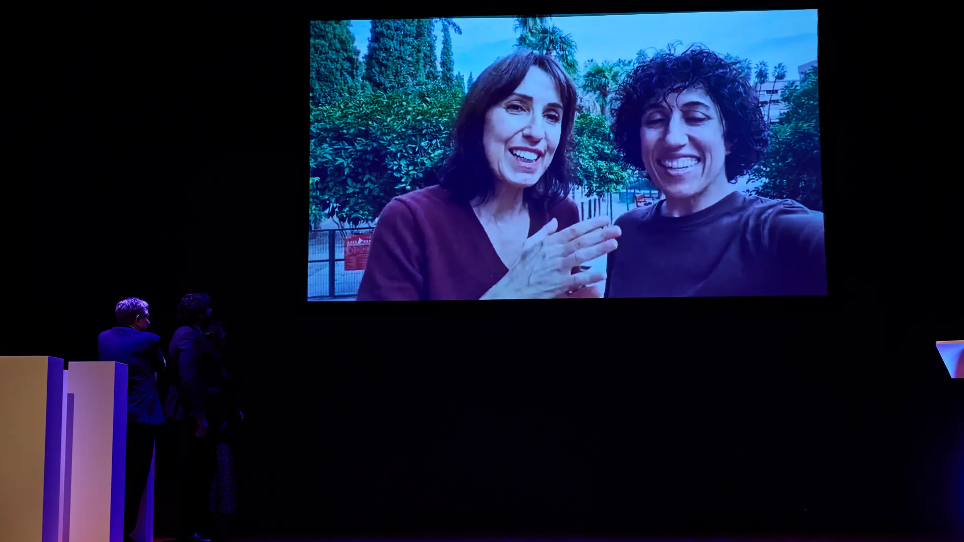 La directora Eva Libertad y la productora Nuria Muñoz agradecen el premio en un vídeo