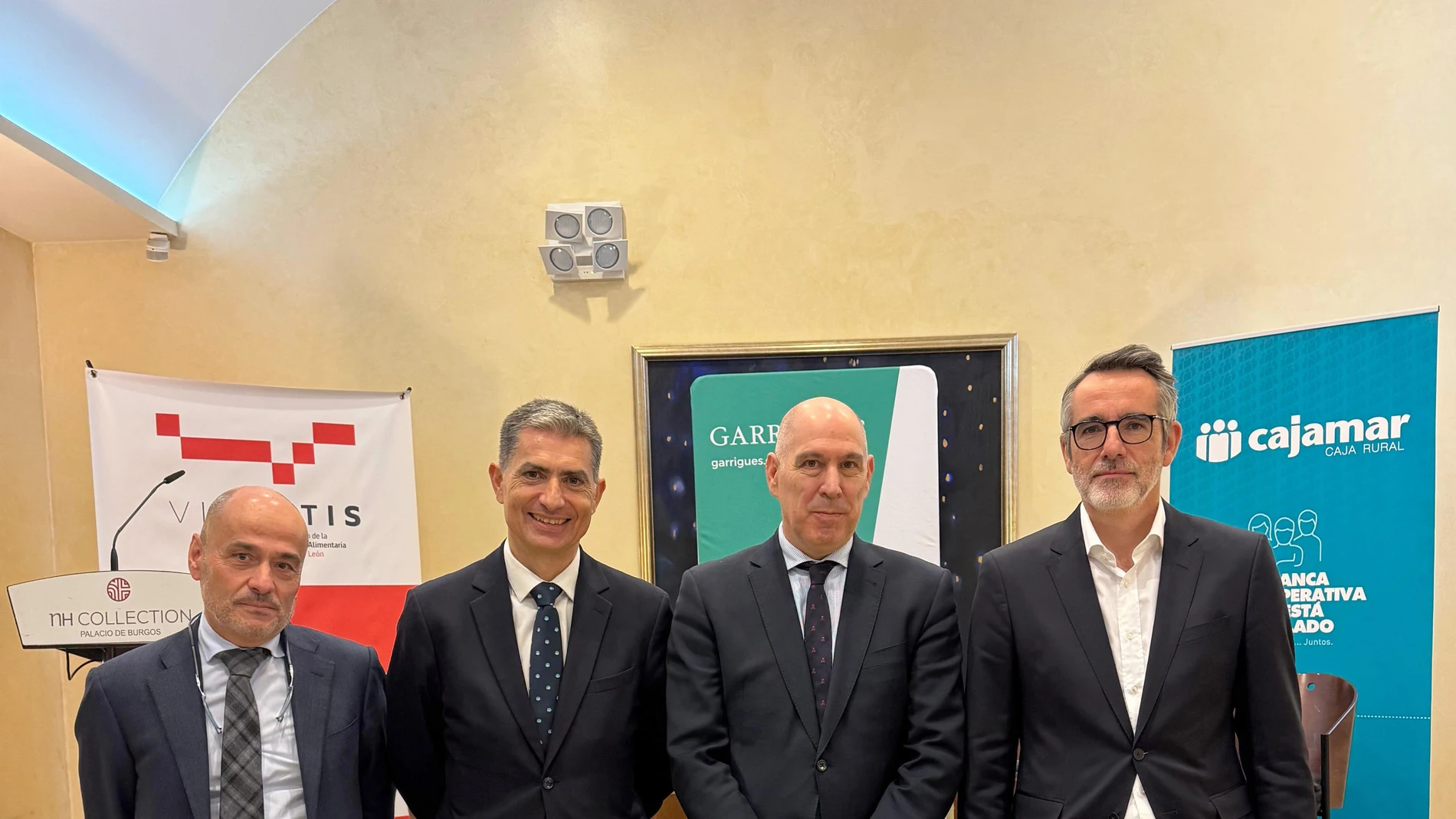 Jornada ‘El reto de crecer’ organizada por Vitartis con la colaboración de Garrigues y Cajamar. De izquierda a derecha: José Luis Zurro (Garrigues), José Antonio Benavides (Cajamar), Carlos Martín Tobalina, viceconsejero de Economía y Competitividad de la Junta; y Ricardo Rodríguez, vicepresidente de Vitartis