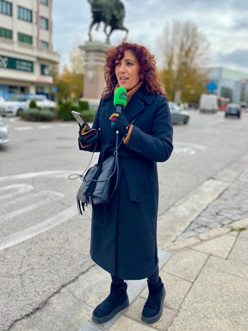 La periodista Eneka Moreno emitiendo en plena calle en Burgos