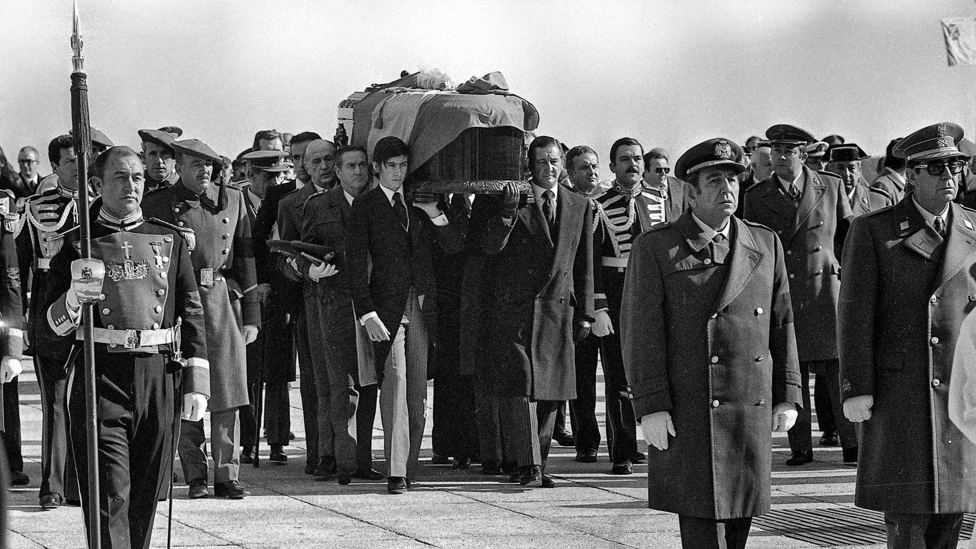 Entierro en el Valle de los Caídos del dictador Francisco Franco, tras su muerte tres días antes por una insuficiencia cardiaca. En la foto: varios hombres cargan a hombros el féretro con el cuerpo en dirección al interior de la Basílica donde se va a celebrar el funeral y el entierro.