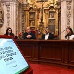 Jiménez Güeto (2º izda.), en la presentación del estudio sobre la huella de carbono de la Mezquita-Catedral.