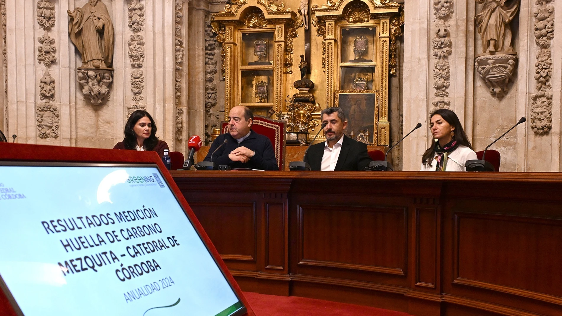 Jiménez Güeto (2º izda.), en la presentación del estudio sobre la huella de carbono de la Mezquita-Catedral.