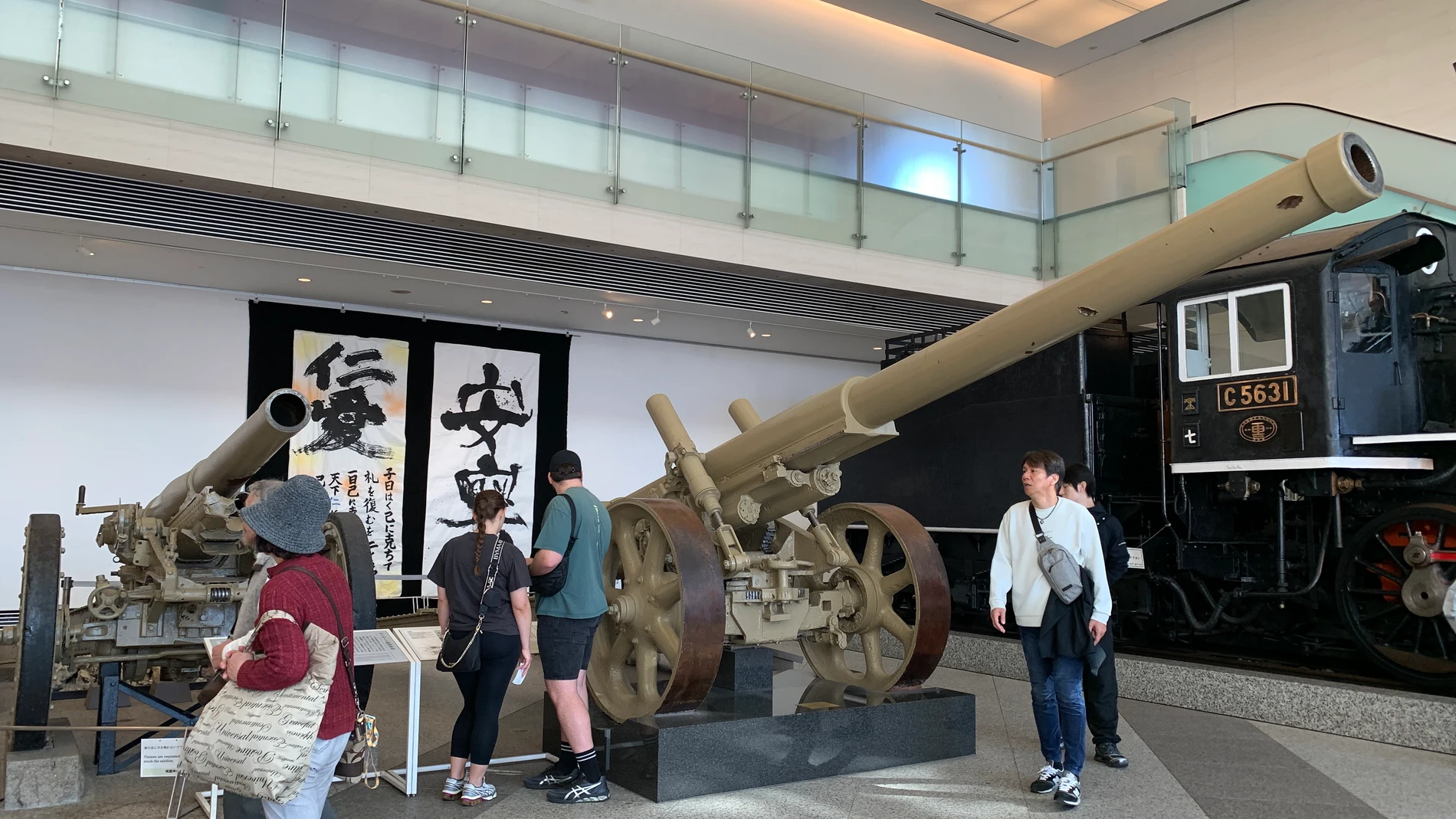 AME434. TOKIO (JAPÓN), 19/11/2025.- Personas observan cañones exhibidos en el museo militar Yushukan este martes, en Tokio (Japón). Los juicios de Tokio condenaron a muerte a siete criminales de guerra nipones, afianzando el legado jurídico de los procesos de Núremberg contra 21 jerarcas nazis, pero son aún a día de hoy en Japón objeto de controversia y revisionismo histórico. EFE/ David Asta Alares