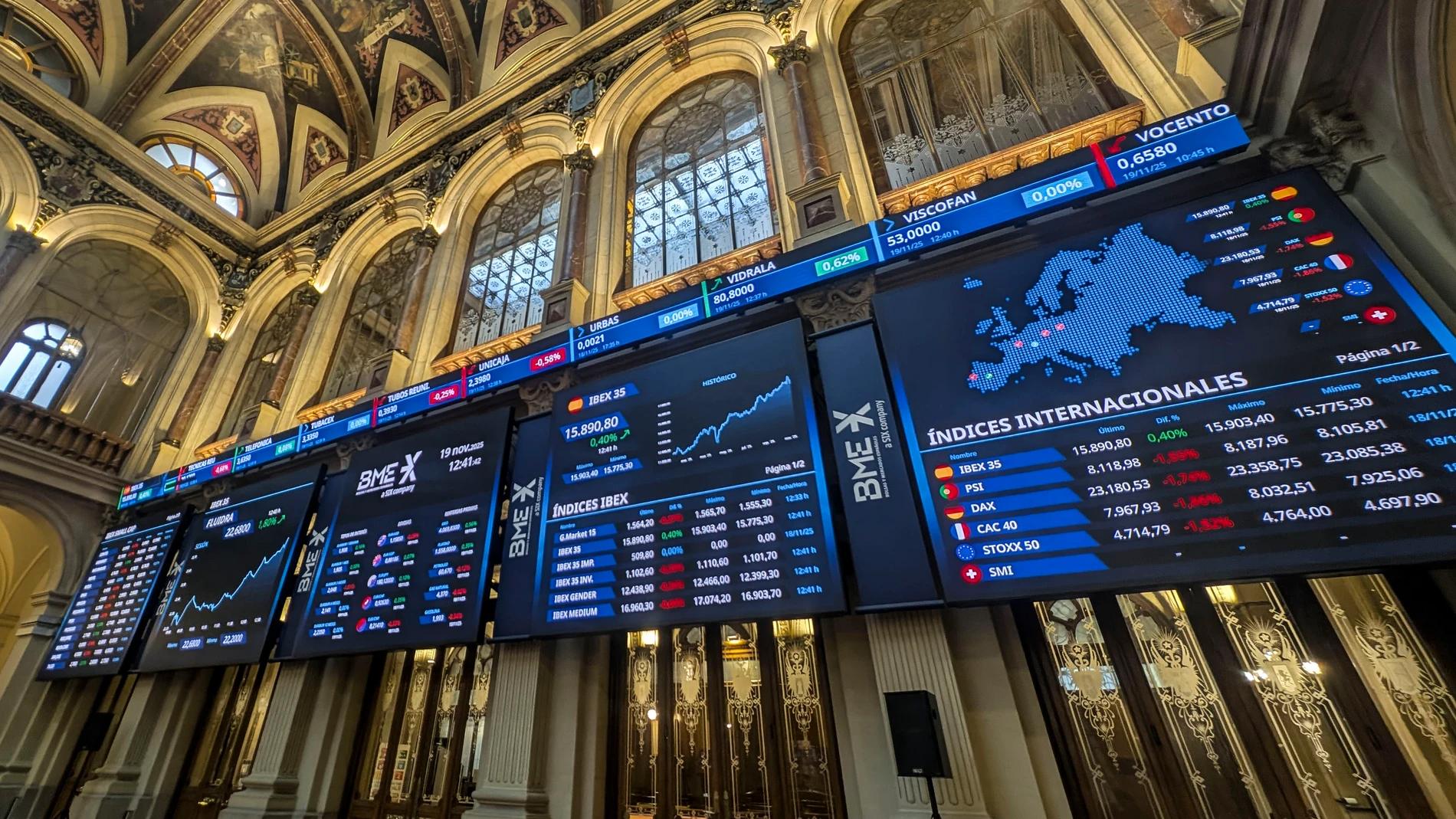 MADRID, 19/11/2025.- Varios paneles y monitores muestran en el parqué madrileño la evolución de la Bolsa española este miércoles en el que el IBEX 35 se inclina este mediodía por leves alzas, del 0,28 %, tras una apertura prácticamente plana, aunque se mantiene por debajo de los 15.900 puntos, en una sesión en la que la cautela se impone ante los resultados que presentará este miércoles Nvidia con Wall Street ya cerrada. EFE/ Vega Alonso