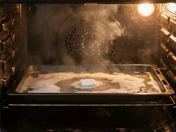 El sencillo y económico truco para limpiar las manchas más difíciles del horno El sencillo y económico truco para limpiar las manchas más difíciles del horno