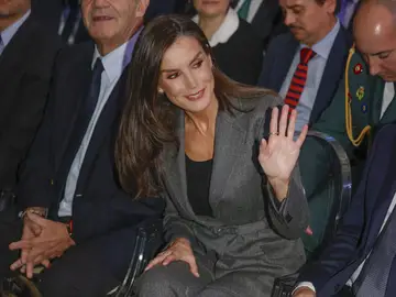 El look de la Reina Letizia. El look de la Reina Letizia.
