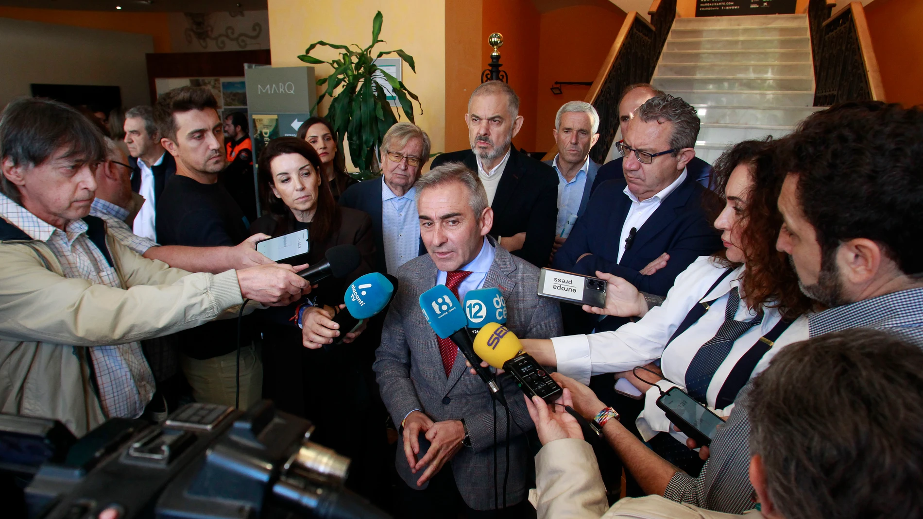 GRAFCVA765. ALICANTE, 19/11/2025.- El presidente de la Diputación de Alicante, Toni Pérez, mantiene una reunión de trabajo con el conseller de Agricultura, Agua, Ganadería y Pesca, Miguel Barrachina, para abordar las restricciones del trasvase Tajo-Segura. En el encuentro también participan alcaldes y presidentes de distintas comunidades de regantes de la provincia. En la imagen Barrachina atiende a los medios de comunicación tras la reunión. EFE/Pep Morell