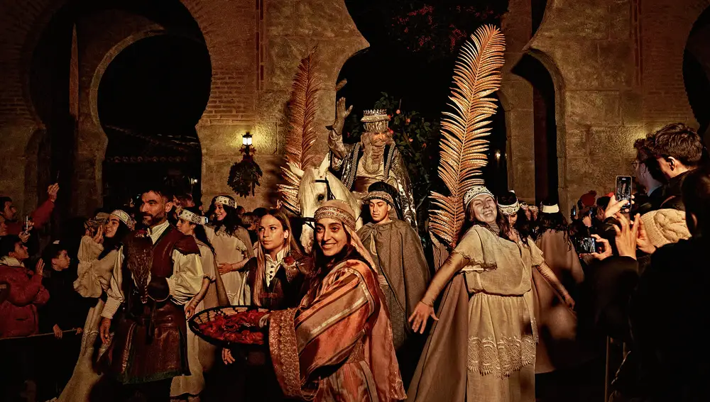 El cortejo de los Reyes Magos recorre las calles de la Puebla Real