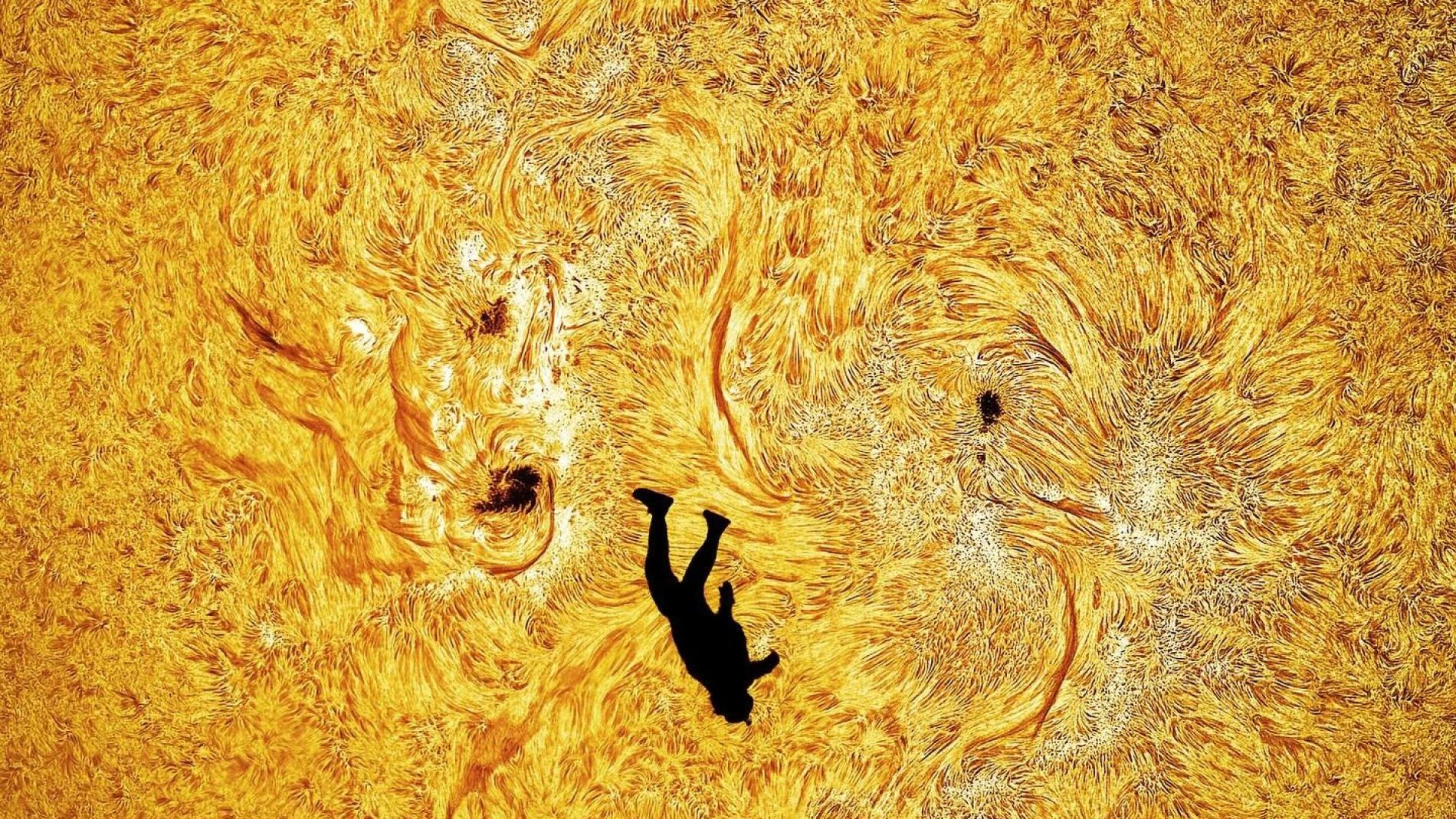 Un fotógrafo captura a un paracaidista alineado con el Sol con una precisión milimétrica