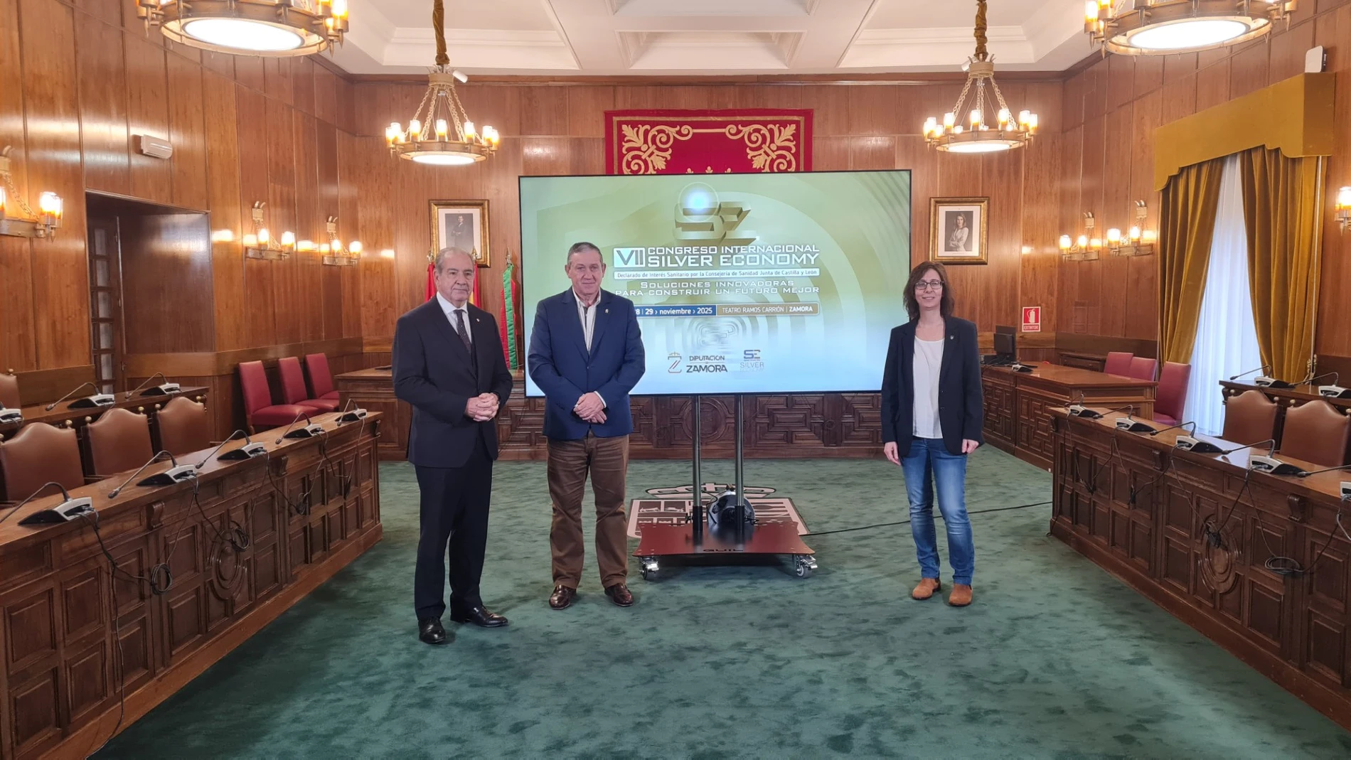 El presidente de la Diputación Provincial de Zamora, Javier Faúndez Domínguez, presenta el VII Congreso Internacional Silver Economy, acompañado de la vicepresidenta tercera y diputada de Fondos Europeos, Emprendimiento e Igualdad, Amaranta Ratón Fresno, y del director general de Caja Rural de Zamora, Cipriano García