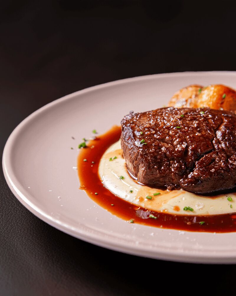 Solomillo al pacharán, cebollitas caramelizadas y parmentier de patata