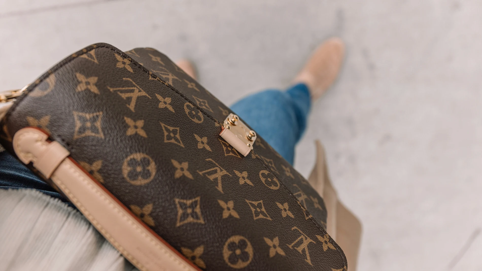 Una estadounidense olvida su bolso Louis Vuitton con 8.000 dólares en un área de servicio de la autopista