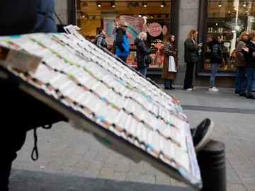 Largas colas en Doña Manolita para obtener un décimo ganador de El Gordo FOTODELDÍA MADRID, 19/11/2025.- Largas colas en la administración de lotería 'Doña Manolita' en el centro de Madrid, este miércoles, en un intento de obtener el décimo ganador de El Gordo. EFE/ Mariscal