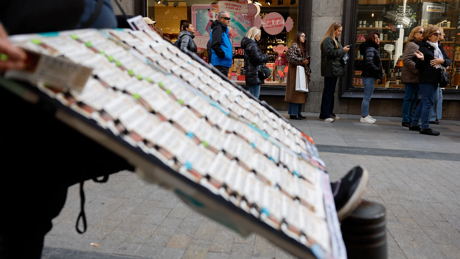 FOTODELDÍA MADRID, 19/11/2025.- Largas colas en la administración de lotería 'Doña Manolita' en el centro de Madrid, este miércoles, en un intento de obtener el décimo ganador de El Gordo. EFE/ Mariscal