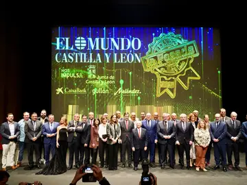 Foto de familia de Mañueco junto a los premiados Foto de familia de Mañueco junto a los premiados