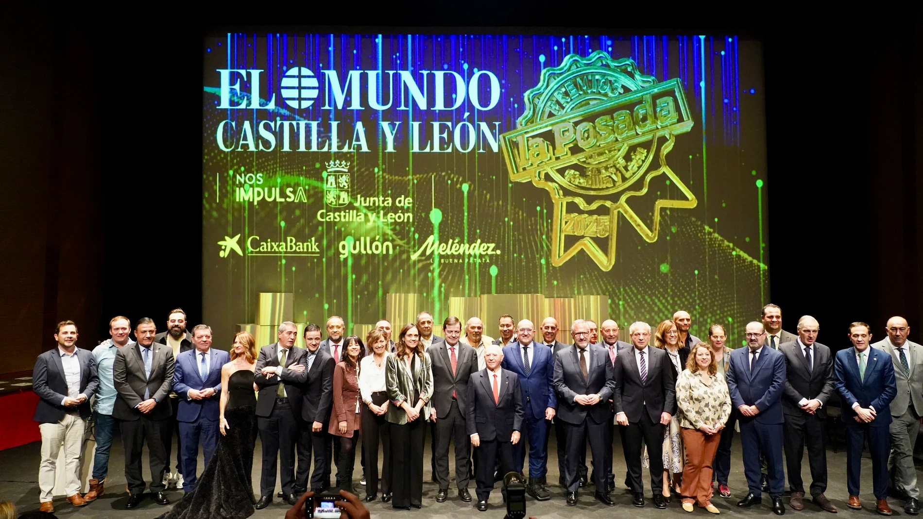 Foto de familia de Mañueco junto a los premiados