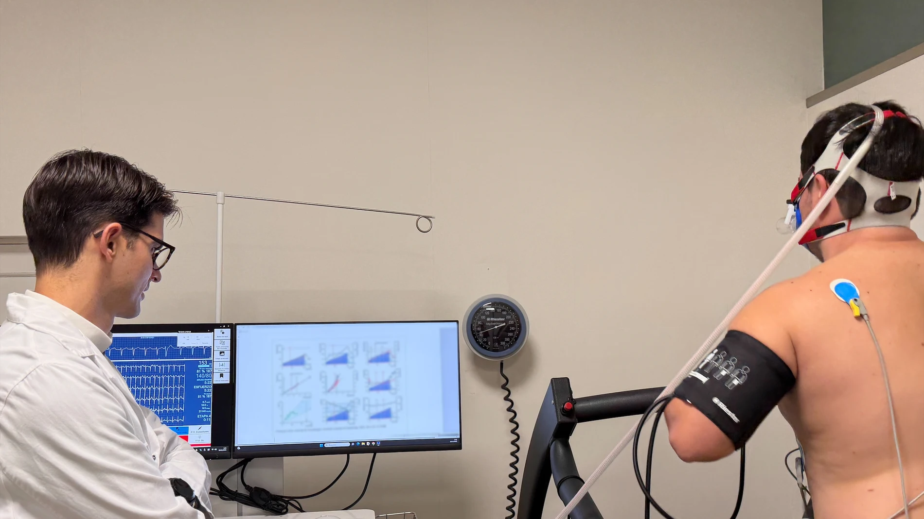 El cardiólogo del Hospital Quirónsalud Infanta Luisa, Carlos Bäzner, durante una consulta