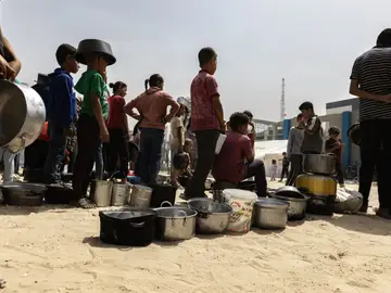 DDHH.- Acción contra el Hambre estima que 43 millones de niños menores de cinco años sufren desnutrición aguda (Foto de ARCHIVO) May 17, 2025, Gaza, Palestine: Displaced Palestinians including many children, wait to receive a free meal at a displacement camp in central Gaza City, amid widespread famine due to the closure of crossings for more than two months, the failure to allow aid into the Gaza Strip. Europa Press/Contacto/Saher Alghorra 17/05/2025 ONLY FOR USE IN SPAIN