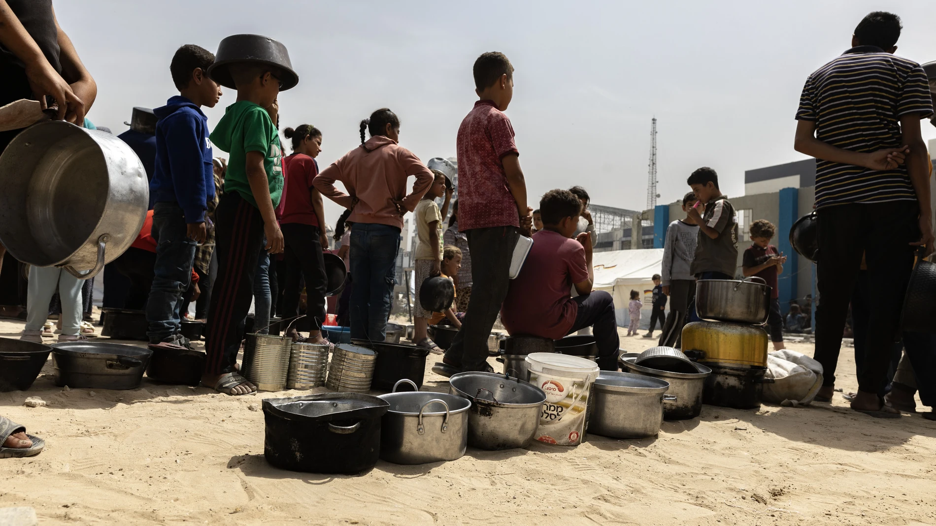 (Foto de ARCHIVO) May 17, 2025, Gaza, Palestine: Displaced Palestinians including many children, wait to receive a free meal at a displacement camp in central Gaza City, amid widespread famine due to the closure of crossings for more than two months, the failure to allow aid into the Gaza Strip. Europa Press/Contacto/Saher Alghorra 17/05/2025 ONLY FOR USE IN SPAIN
