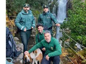 Los agentes con el perro una vez puesto fuera de peligro Los agentes con el perro una vez puesto fuera de peligro