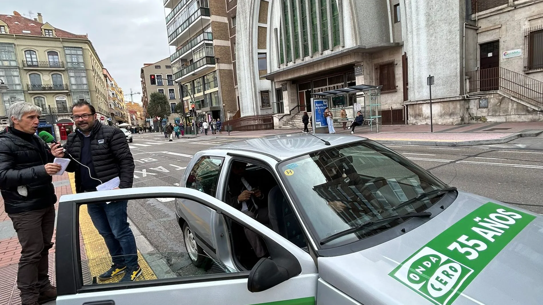 Raúl Rodríguez se ha subido a un Renault Clío, coche que se empezó a fabricar hace 35 años en la factoría vallisoletana, para recorrer las calles de la ciudad
