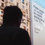 Sánchez despliega el catalán en la Gran Vía de Madrid para conmemorar los 50 años de democracia