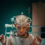 Adèle Guigue, que tras sufrir un accidente de coche le introducen una placa en el cerebro en "Titane"