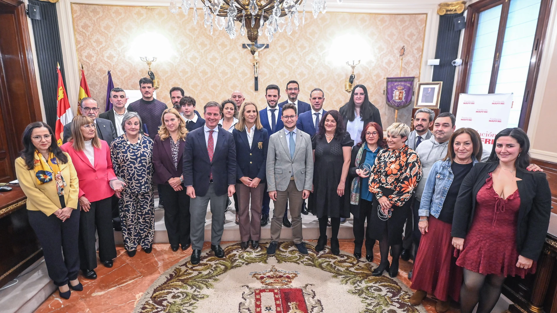 La infanta Eelena, Borja Suárez y Cristina Ayala con los premiados por la Fundación Mapfreoral de colectivos vulnerables tiene premio