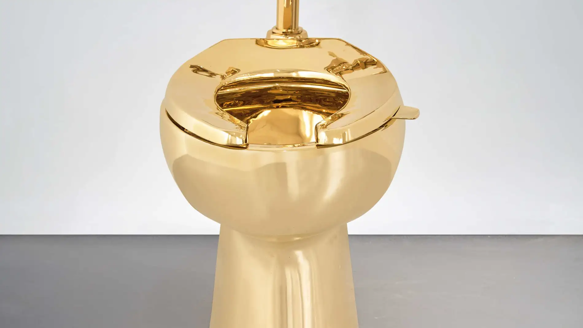 USA6483. NUEVA YORK (NY, EEUU), 18/11/2025.- Fotografía cedida por Sotheby's de la escultura titulada 'America' del artista italiano Maurizio Cattelan que fue adquirida por "una famosa marca estadounidense" durante una subasta este martes en la sede de la casa en Nueva York (Estados Unidos). Un inodoro de oro de 18 quilates obra del controvertido artista Maurizio Cattelan se vendió por 12,1 millones de dólares en una subasta en Sotheby's en Nueva York, compitiendo en protagonismo con figuras ...