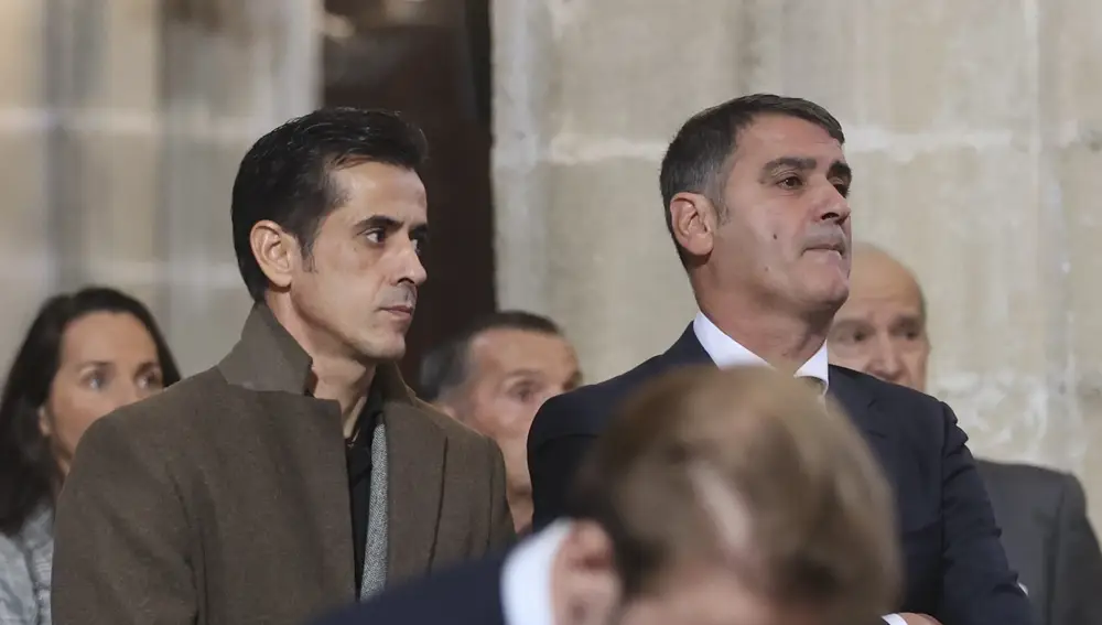 Jesulín de Ubrique y Víctor Janeiro, su hermano, en el funeral de Álvaro Domecq