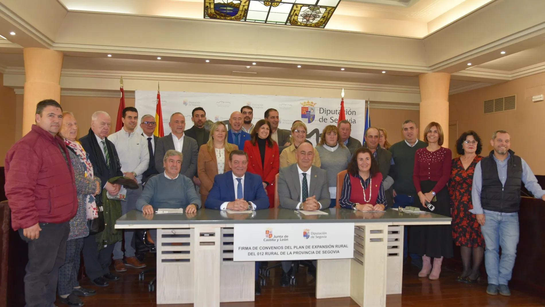El consejero de la Presidencia, Luis Miguel González Gago, junto al presidente de la Diputación de Segovia, Miguel Ángel de Vicente; y los 50 alcaldes de Segovia
