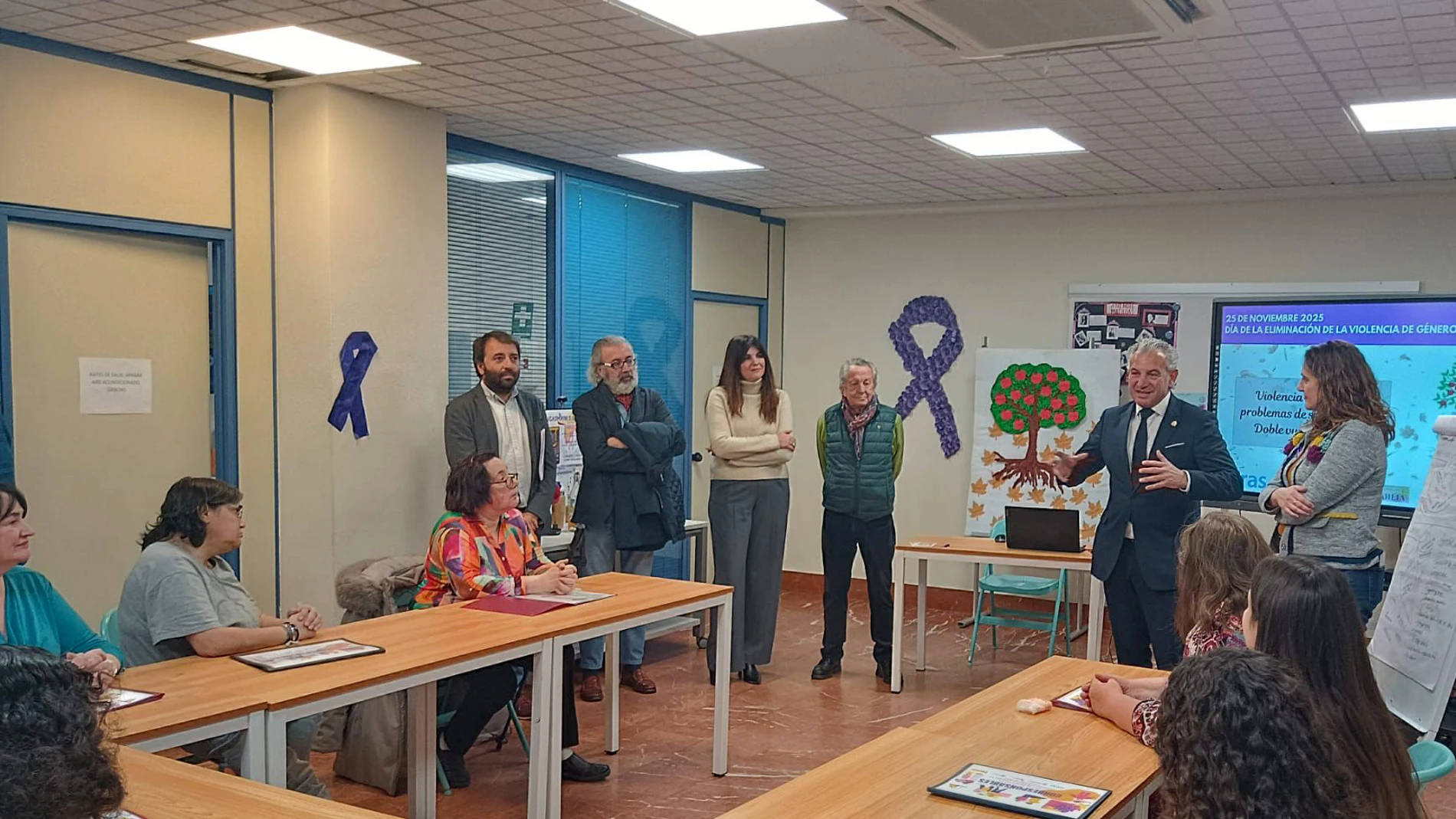 El delegado del Gobierno en Castilla y León, Nicanor Sen, visita las instalaciones de Fundación Intras