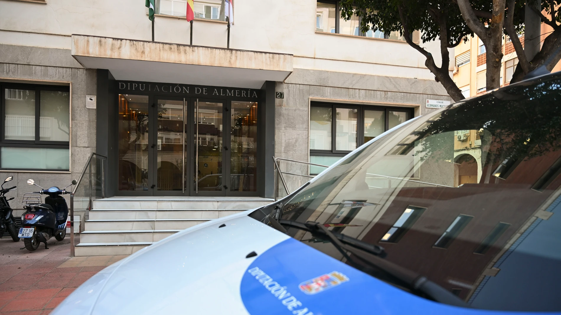 ALMERÍA, 19/11/2025.- Vista exterior de las dependencias del área de Fomento, Infraestructuras, Vertebración del Territorio y Agua de la Diputación de Almería, registradas por la UCO dentro del desarrollo del denominado caso Mascarillas, en la que fue detenido ayer el presidente de la Diputación de Almería, Javier Aureliano García (PP). EFE/ Carlos Barba